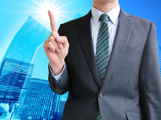 指をさすビジネスマン