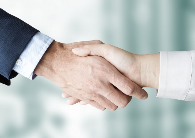 握手する二人の手