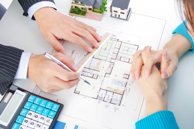 間取りを相談する人とビジネスマン